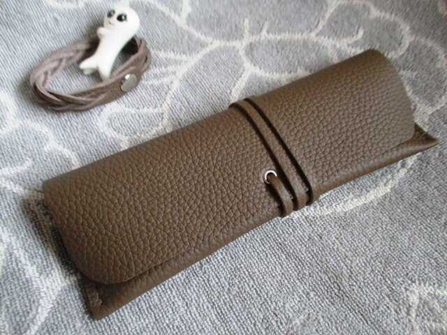 【2点セット品】あくまでもシンプルな手縫いのロールペンケースとブレスレットトリヨン製の画像1枚目