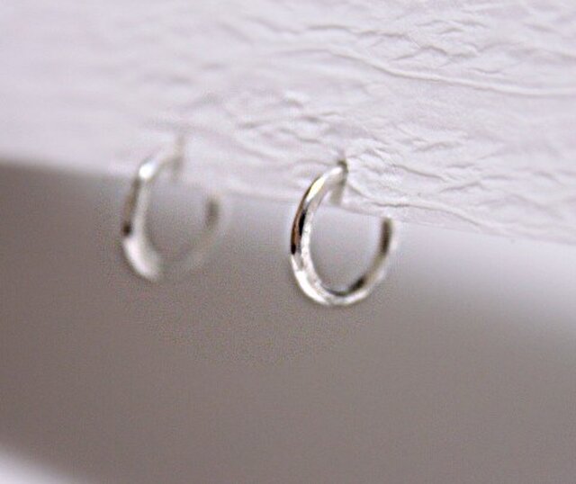 Pure silver 鎚目模様 小さなフープピアスの画像1枚目