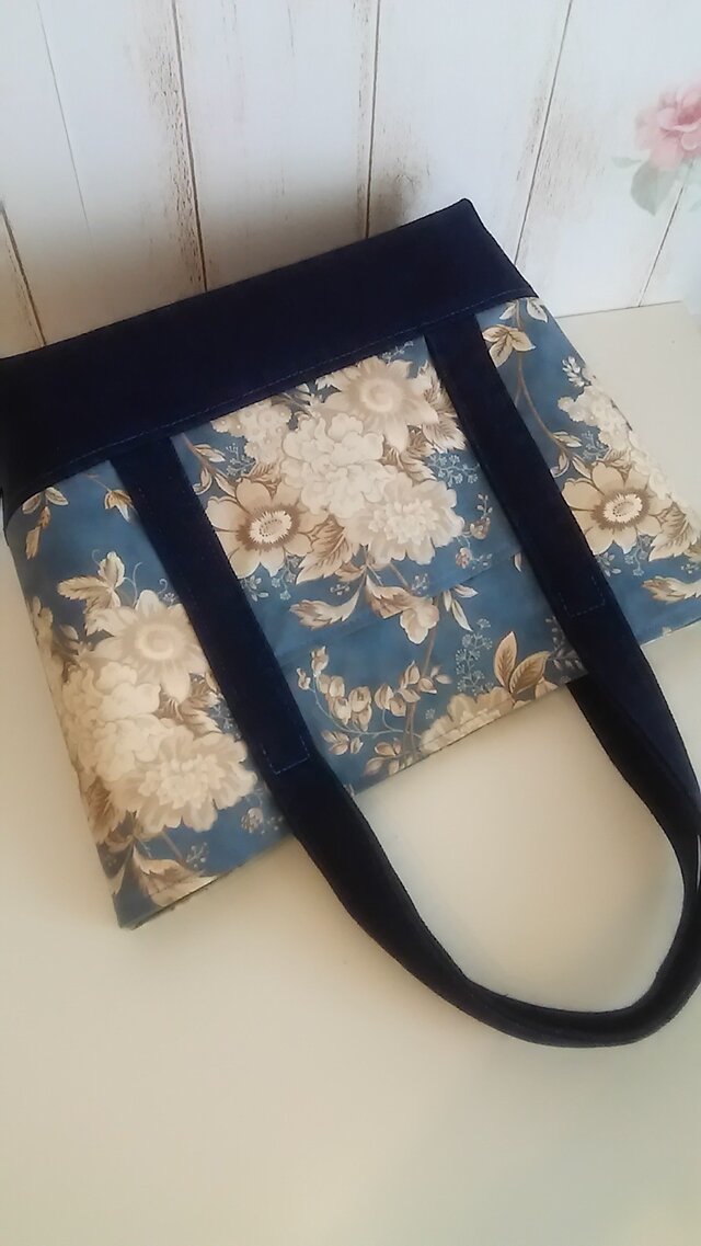 シンプルトートバッグ (white flowers 柄)の画像1枚目