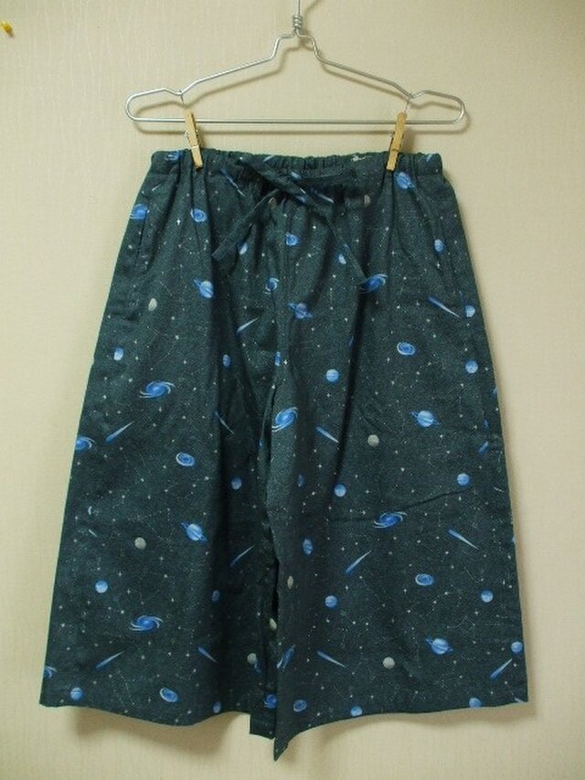 【セール品】宇宙柄 ガウチョパンツ両脇ポケット付き 綿100% M~LLサイズ グレー地×惑星&星座柄の画像1枚目