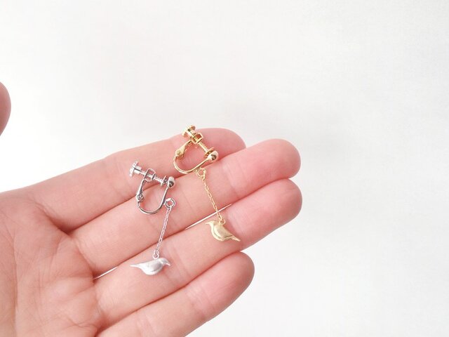 こま鳥イヤリング（金） | iichi 日々の暮らしを心地よくする