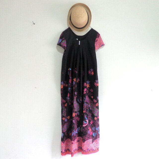 鳥柄のインドネシアの布で作ったワンピース/ピンクの画像1枚目