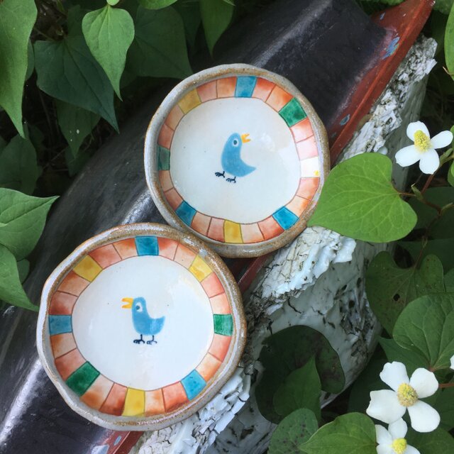 再出品・カラフル深小皿・青い小鳥の画像1枚目