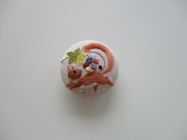 受注制作 葡萄と栗鼠の帯留め ベージュピンクの画像1枚目