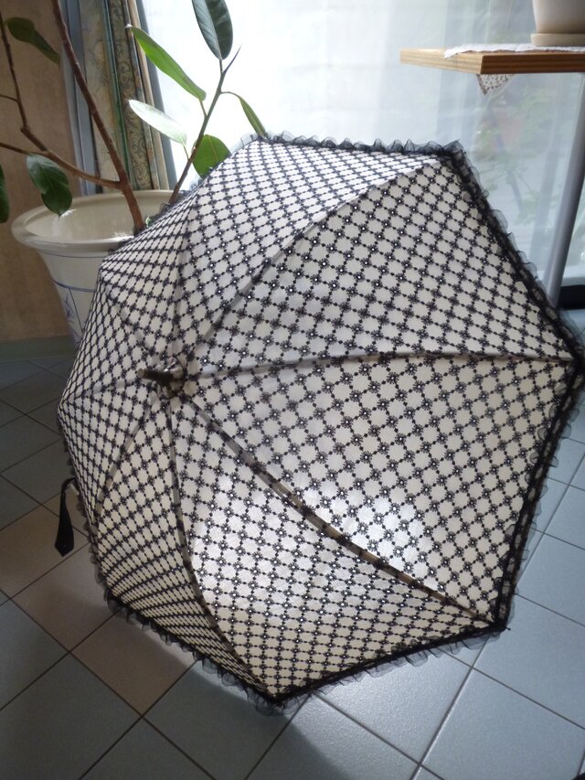 木漏れ日の日傘の画像1枚目