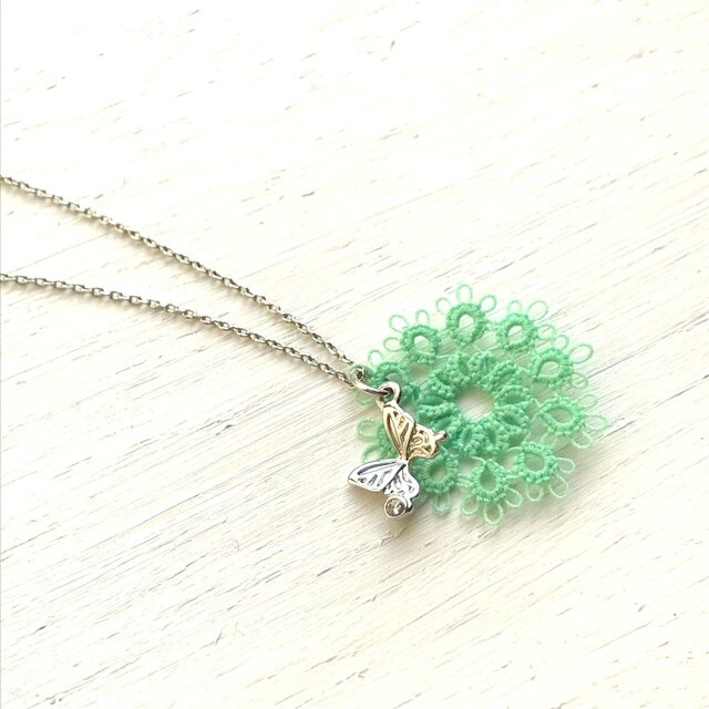 レースと蝶の小さなネックレス ミントの画像1枚目