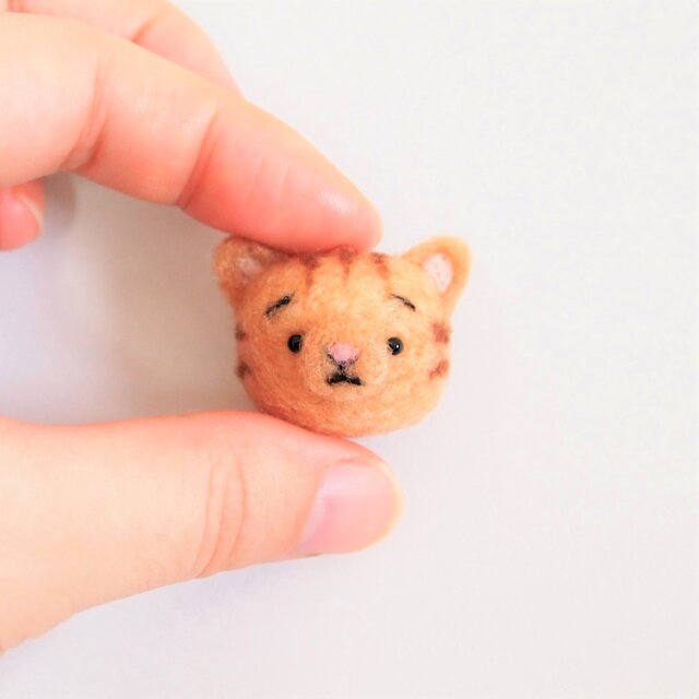 まゆねこ【茶トラ】 携帯クリーナーストラップ 羊毛フェルト(アクレーヌ製)※受注製作の画像1枚目