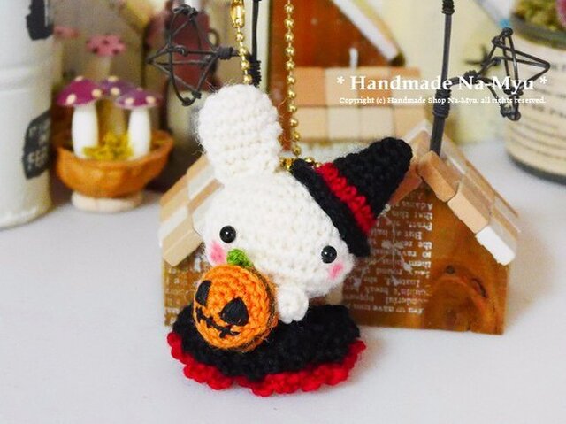 【受注制作】あみぐるみ★Halloweenうさぎちゃん・お化けカボチャマカロン・赤(S)/ボールチェーンの画像1枚目