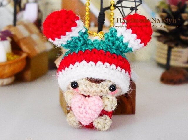 【受注制作】あみぐるみ・ハート抱っこのうさ耳帽子のベビーちゃん・Christmasカラー(S)/ボールチェーンの画像1枚目