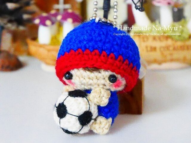 【受注制作】あみぐるみ★サッカー選手を夢見るベビーちゃん♥(S)/ボールチェーンの画像1枚目