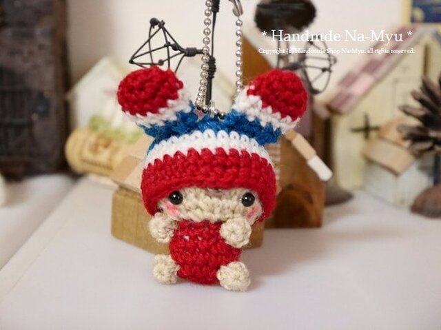 【受注制作】あみぐるみ・うさ耳帽子のベビーちゃん・Tricolorカラー (S)/ボールチェーンの画像1枚目