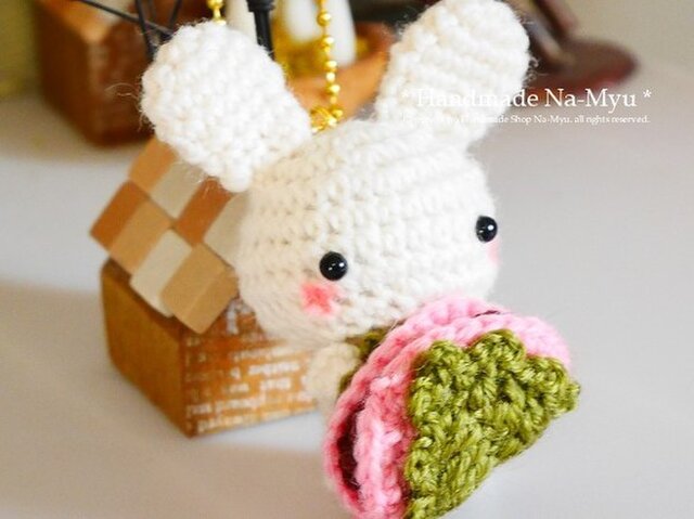 受注制作】あみぐるみ☆桜餅大好き♡白うさぎちゃん（S）／ボール