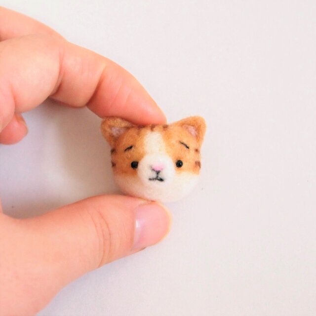 まゆねこ【茶トラはちわれ】 携帯クリーナーストラップ 羊毛フェルト(アクレーヌ製)※受注製作の画像1枚目