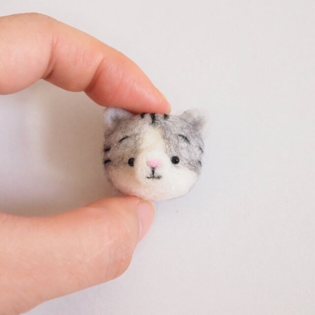 まゆねこ【サバトラはちわれ】 携帯クリーナーストラップ 羊毛フェルト(アクレーヌ製)※受注製作の画像1枚目