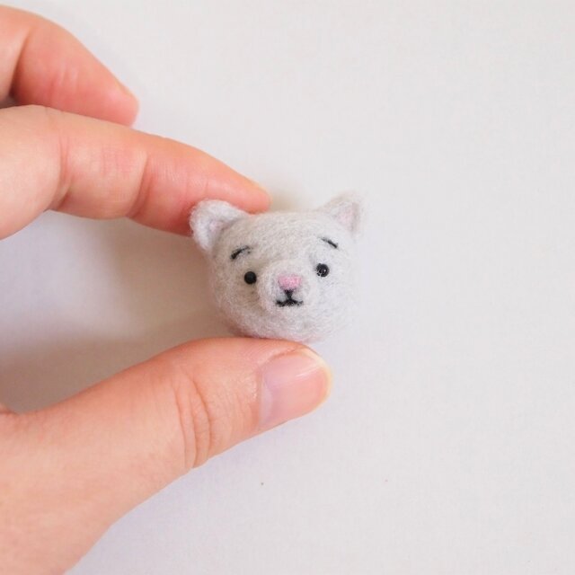 まゆねこ【単色グレー】 携帯クリーナーストラップ 羊毛フェルト(アクレーヌ製)※受注製作の画像1枚目