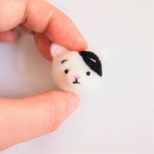 まゆねこ【白黒ぶち】 携帯クリーナーストラップ 羊毛フェルト(アクレーヌ製)※受注製作の画像1枚目