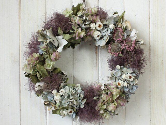 スモークツリーと季節のお花のリースの画像1枚目