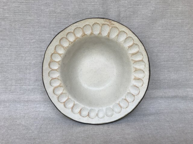 黒い縁のリム皿(丸しのぎ)の画像1枚目