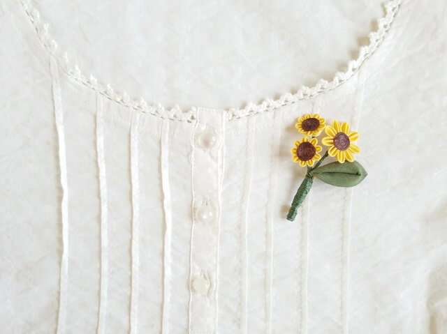 ひまわりの花束ブローチ *つまみ細工*の画像1枚目