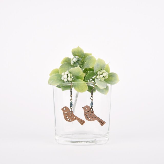 小鳥のピアス(サージカル)クルミの木のアクセサリーの画像1枚目