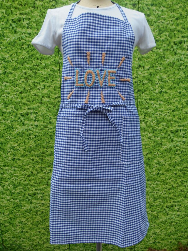 ブルーギンガムチェックエプロン刺繍入 (LOVE柄)の画像1枚目