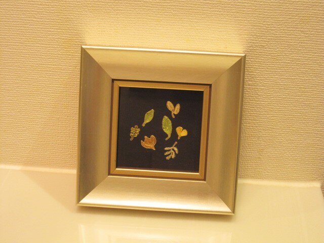 ❇刺繍入りインテリア額❇ 壁かけミニサイズの画像1枚目