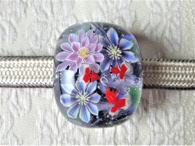 《クレマチスと金魚》 帯留め ガラス とんぼ玉 金魚 クレマチス 花 浴衣 着物の画像1枚目