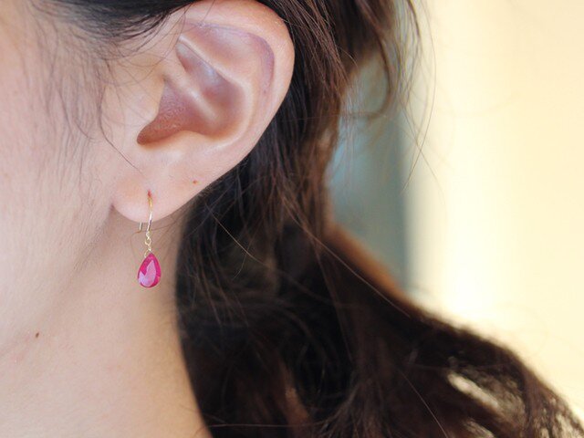 K18 ルビーピアス〈ペアシェイプ〉 | iichi 日々の暮らしを