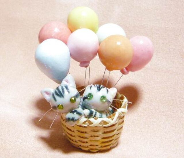 にゃんこのしっぽ〇お空をとぼうよ〇風船〇猫ミニチュアの画像1枚目