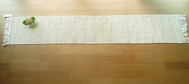 桃の木で染めたきびそ糸(絹)の手織りテーブルランナー(1)の画像1枚目