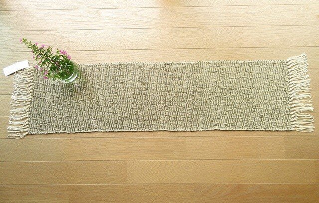 たまねぎの皮で染めたきびそ糸(絹)の手織りテーブルセンター(2)の画像1枚目