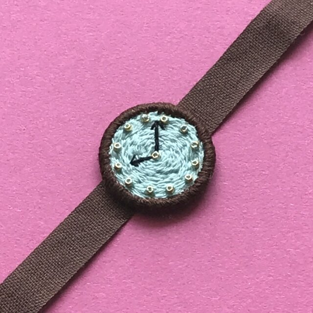 腕時計モチーフの刺繍ブレスレットの画像1枚目