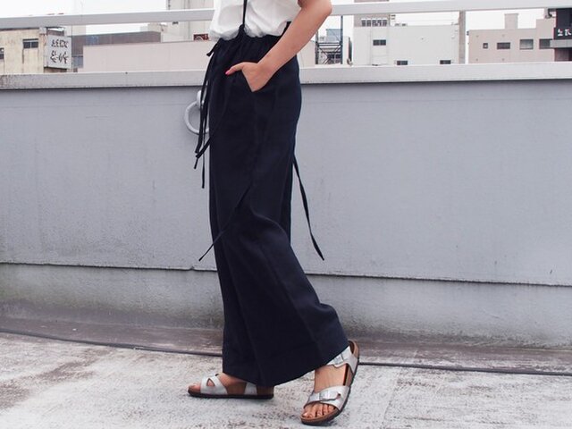 上質な麻100%!紐付きのワイドパンツ(ネイビー)の画像1枚目