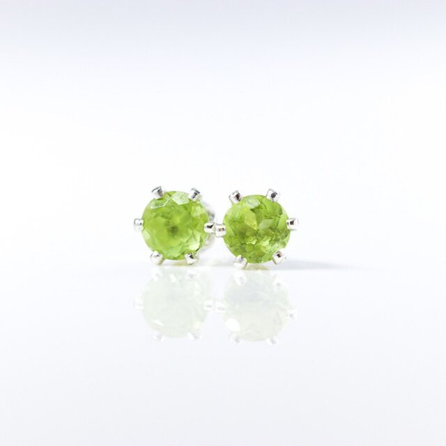 幸せ、夫婦間の愛、平和 ペリドットのスタッドピアス 4mm 8月誕生石の画像1枚目