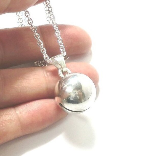 鈴のシルバーネックレス 直径15mmの画像1枚目