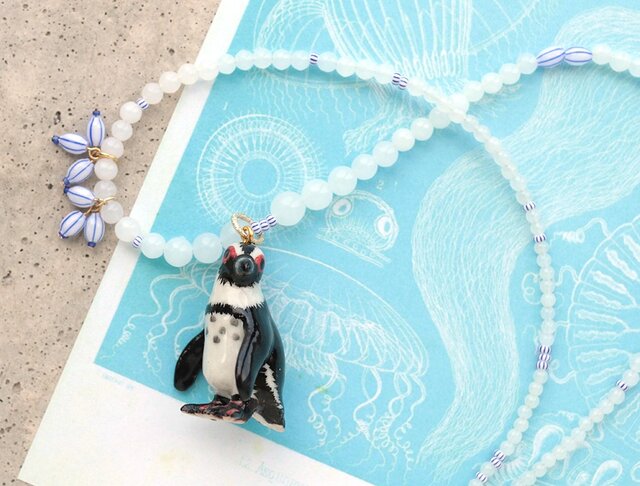ペンギンとヴィンテージ・ビーズのホワイト・ネックレスの画像1枚目