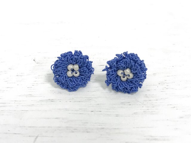 flower ピアス/イヤリング C - コバルトブルー × オフホワイトの画像1枚目