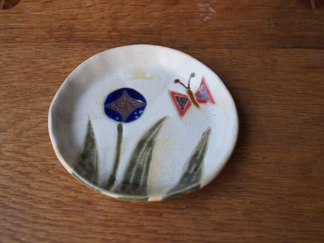 青色の花とチョウの小皿の画像1枚目