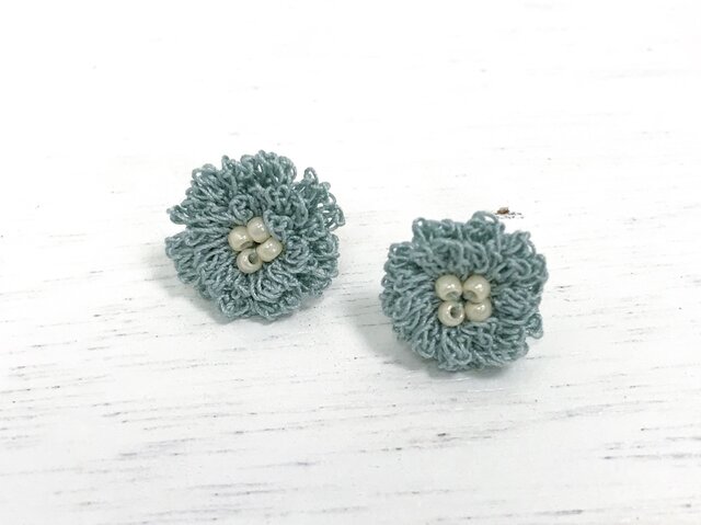 flower ピアス/イヤリング C - ライトブルー × オフホワイトの画像1枚目