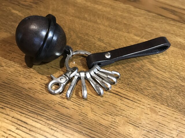 焦茶色鈴キーホルダーの画像1枚目