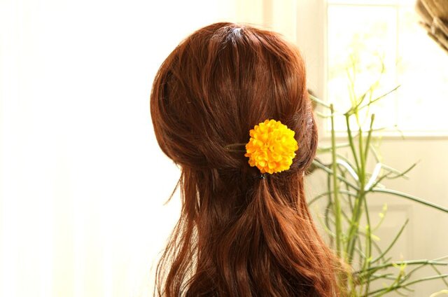 黄色いマムのヘアアクセの画像1枚目