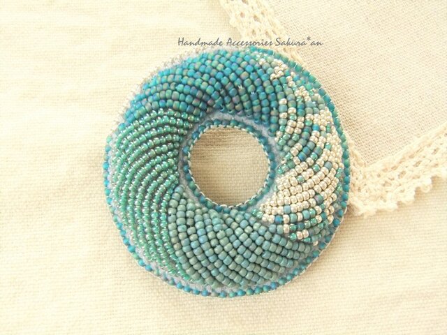 Brooch リース ドーナツ ビーズ刺繍 (K0691)の画像1枚目