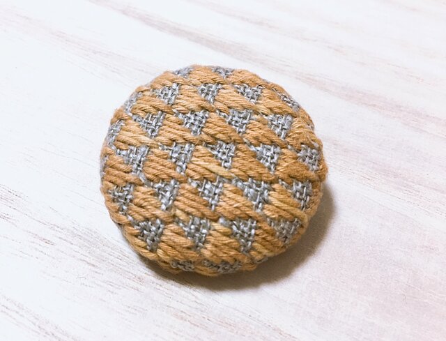 こぎん刺し マリーゴールド染めブローチ(うろこ)の画像1枚目
