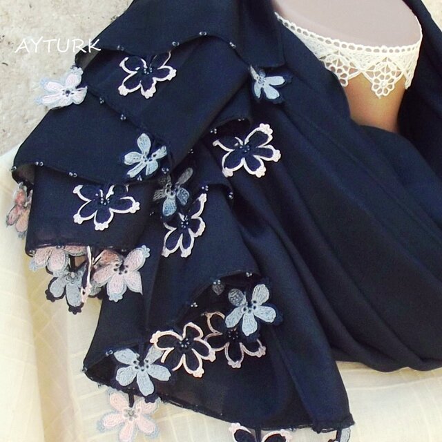 【再販】レースの花付き シルキーコットンストール「桜/2辺」ネイビーの画像1枚目
