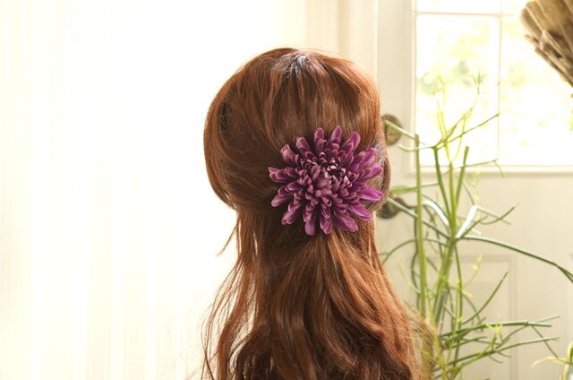 渋み紫の大輪マムのヘアアクセの画像1枚目