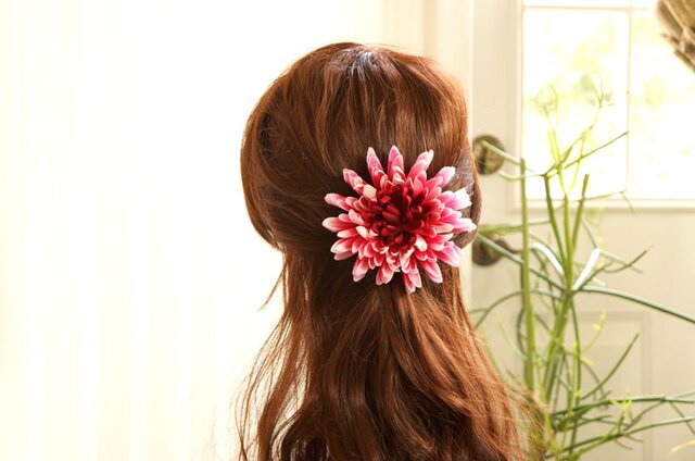 2トーンカラーピンク大輪マムのヘアアクセの画像1枚目