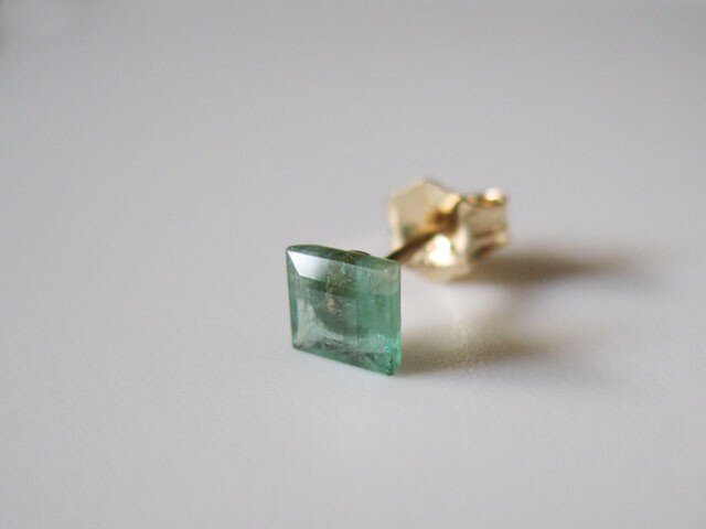 エメラルドのルースピアス nudy jewel series 片耳 14kgfの画像1枚目