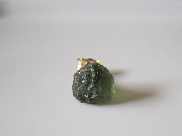 モルダバイトのピアス/Moldavite 14KGFの画像1枚目
