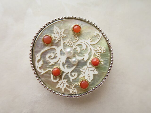 SV・K18 Coral・Pearl Button (White ) Broochの画像1枚目