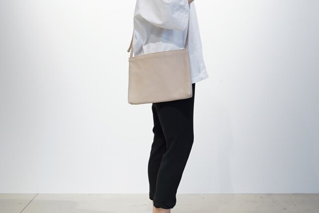 【廃盤20%OFF】FLAT SHOULDER ochre (オークル)の画像1枚目